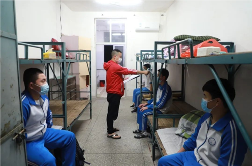 宿舍食堂教室校园先让我们看看点亮的校园!复学第一天校园的十二时辰!